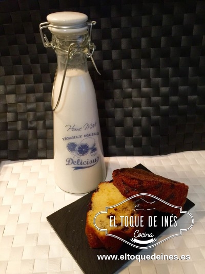Verter en el molde y al horno entre 35-40 minutos. Todo depende del horno que tengáis, así que antes de sacarlo del horno comprobar que esté bien hecho con una brocheta de acero o si tenéis un utensilio específico para ello pues perfecto, ya sabéis que tiene que salir completamente limpio.