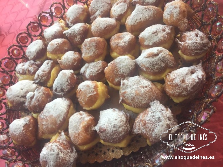 Al finalizar con los buñuelos preparamos la crema :
Ponemos al fuego una olla con agua y dentro un bol para hacer nuestra crema al baño maría , echamos los ingrediente y removemos hasta que se espese la crema y así ya está lista para rellenar nuestros buñuelos.