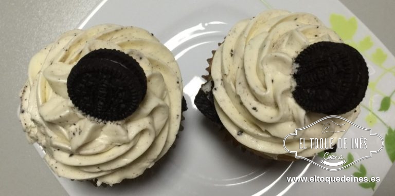Agregamos el queso que ha de estar frío 2 min / vel 3.
Vertemos en una manga pastelera y decoramos los cupcakes.
Colocamos una galletita oreo sobre cada uno.