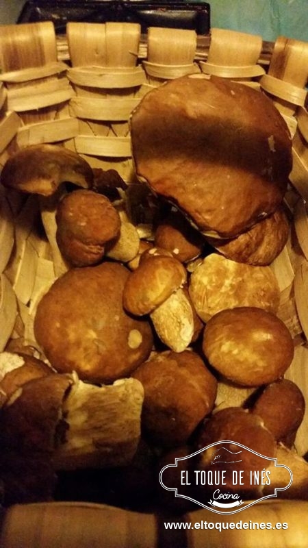 Tostamos las rebanadas de pan y servimos encima de cada tostada una buena ración de nuestros boletus.
Y a disfrutar!!
