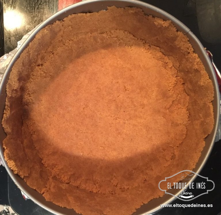 Preparamos la base, echando los ingredientes en el vaso del Thermomix ,programamos 1 min/ vel para que se nos unan los ingredientes y con esto forramos las paredes primero y luego la base de nuestro molde (yo usé uno redondo de 24 cm).
Lo reservamos en el frigorífico.