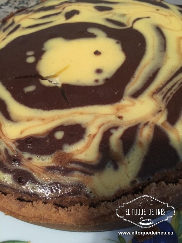 Ahora a 150ºC la dejamos durante 60 minutos; una vez finalizado el tiempo comprobamos en el centro con una brocheta y si está lista apagamos el horno y la dejamos dentro 45-50 minutos.