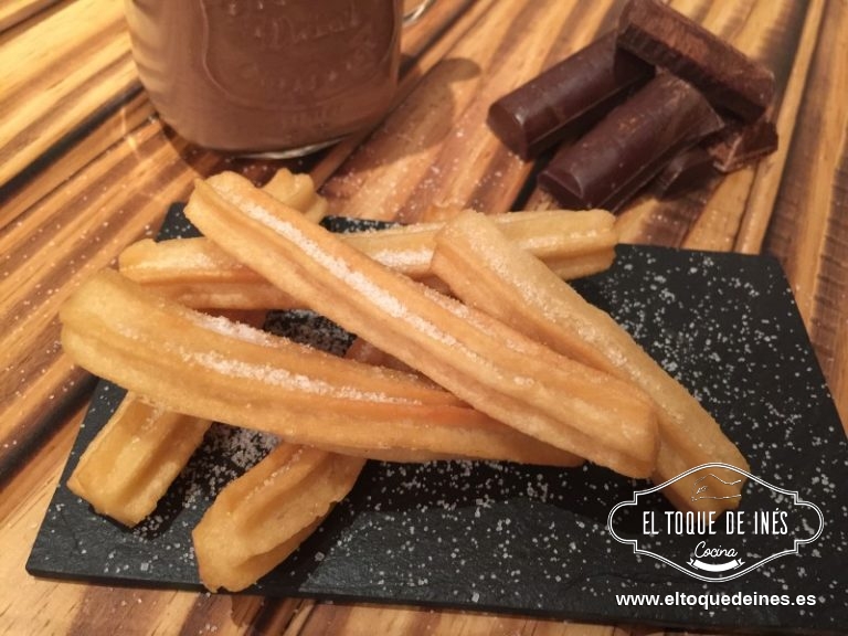 Repartimos nuestro chocolate en tazas y lo acompañamos de nuestros churros.