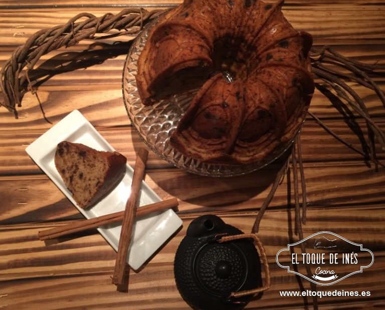 Comprobamos que esté bien hecho, lo sacamos a enfriar sobre una rejilla y tras 10 minutos lo desmoldamos.