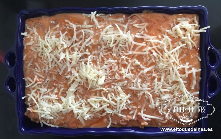 Volvemos echar mezcla de carne y volvemos a tapar con pasta de lasaña, así hasta terminar. Siempre se termina con un poco de mezcla de carne y sobre ella espolvoreamos el queso rallado, al gusto de cada uno.