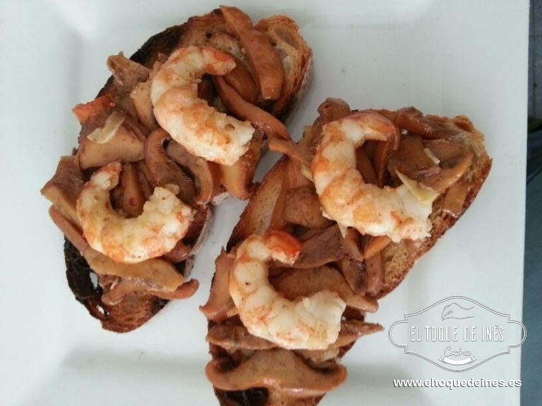 Tosta de níscalos con langostinos