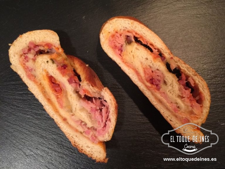 Dejar reposar hasta que doble su volumen - sobre 1 hora - . Lo pintamos con huevo batido con un poco de leche y horneamos a 180º durante 30 o 40 minutos .