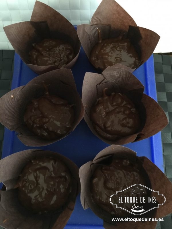 Lo echamos en un bol y añadimos los trozos de chocolate que dejamos partidos y las pepitas de chocolate y mezclamos bien con una espátula de silicona.