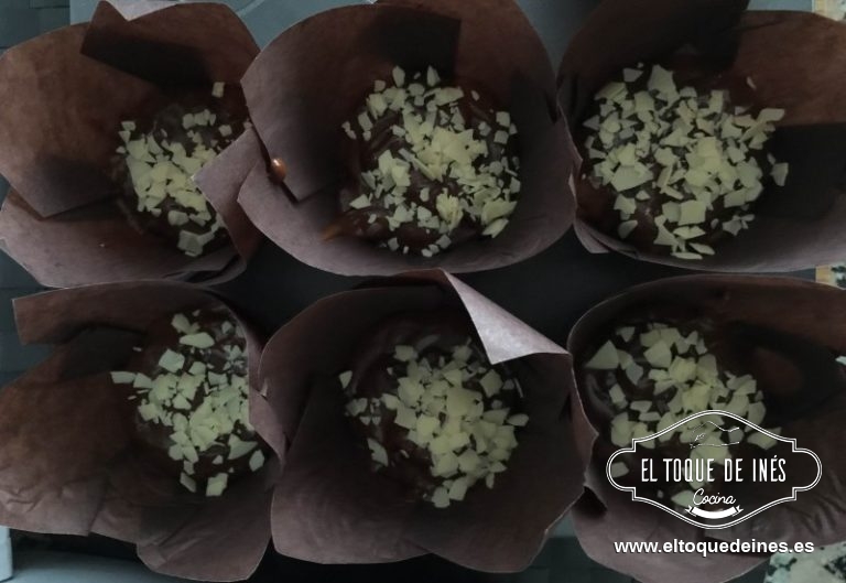 Repartimos en  cápsulas de muffins, las llenamos 3/4 partes.
Si queremos a algunos le echamos por encima virutas de chocolate blanco.