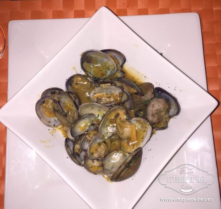 Servir caliente acompañado de un buen vino blanco, yo siempre Albariño o Godello.
Que os aproveche!!