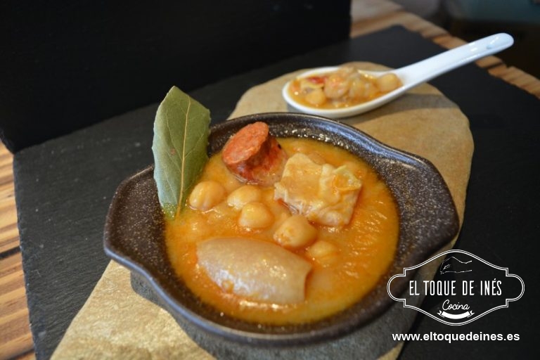 Cocemos todo esto junto,seguramente necesitaréis 3 h aproximadamente.
Al finalizar antes de servir yo corto en trozos la oreja de cerdo.