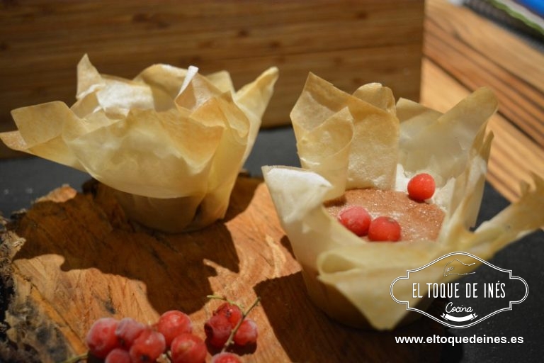 Rellenar cada canastilla con mousse de chocolate, encima podemos poner nata montada y espolvorear con cacao puro o podemos espolvorear con azúcar glas y colocar unos frutos rojos, yo usé grosellas.