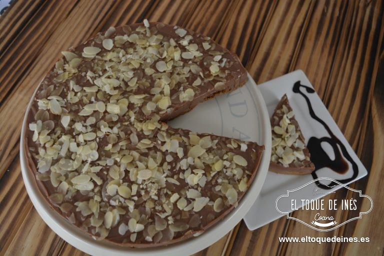 Esparcimos por encima los frutos secos: nueces, avellanas, almendras....y volvemos a introducir al frigorífico por al menos 5h.