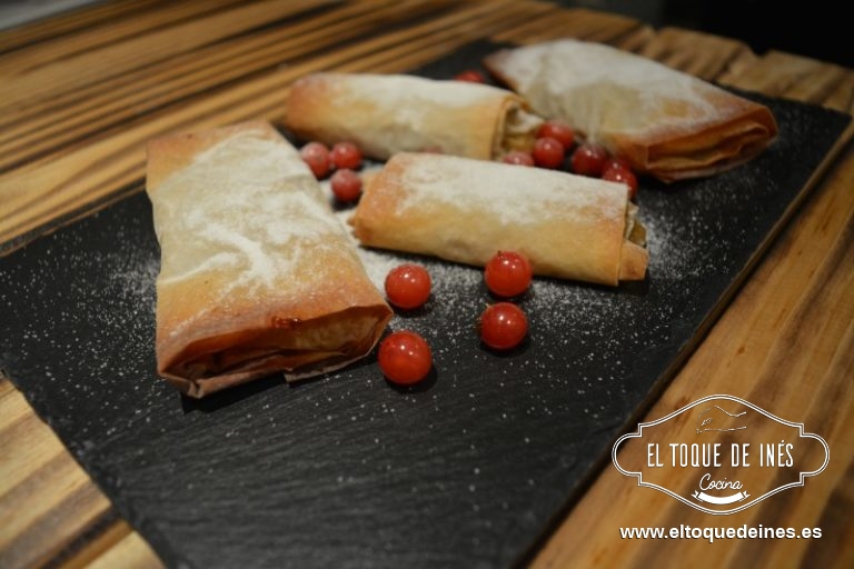 Retirar y dejar enfriar un poco; espolvorear con un poco de azúcar glas y listo para comer!
