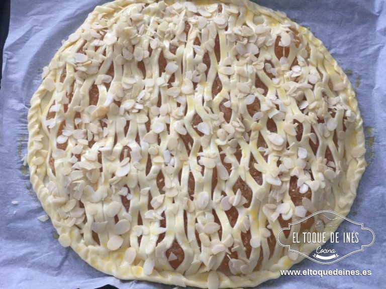Tapamos con la otra plancha de hojaldre,yo le hago un enrejado con un rodillo especial pero podéis poner la plancha entera y luego pinchar con un tenedor o hacer tiras con el hojaldre y decorar como más os guste.