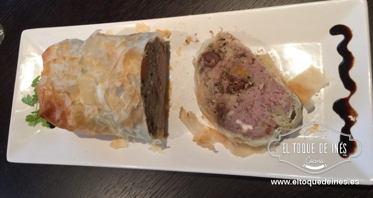 Una vez finalizado cortar en rodajas y servir acompañado de arroz blanco, patatas o en mi caso con una ensalada aliñada con una vinagreta.