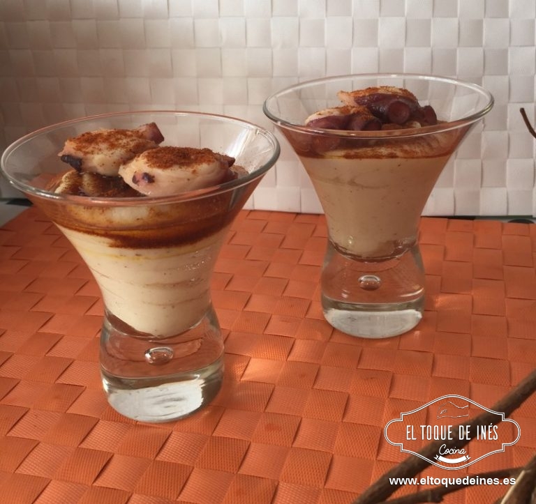 Montamos los vasitos con el puré de patata,echamos un poco de la mezcla de aceite y pimentón, ponemos una o dos rodajas de pulpo encima y nosotros espolvoreamos con un poquitín de pimentón picante.
