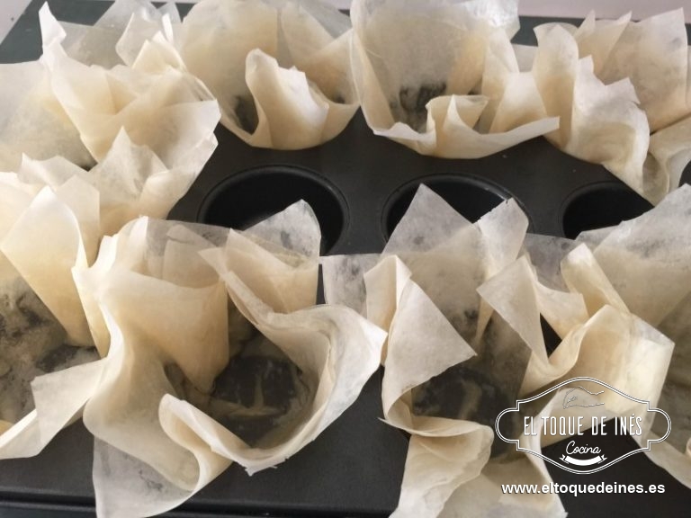 Metemos esta pasta filo en una fuente de las que usamos para las magdalenas o los muffins previamente untada en mantequilla o aceite, para que no se nos peguen.