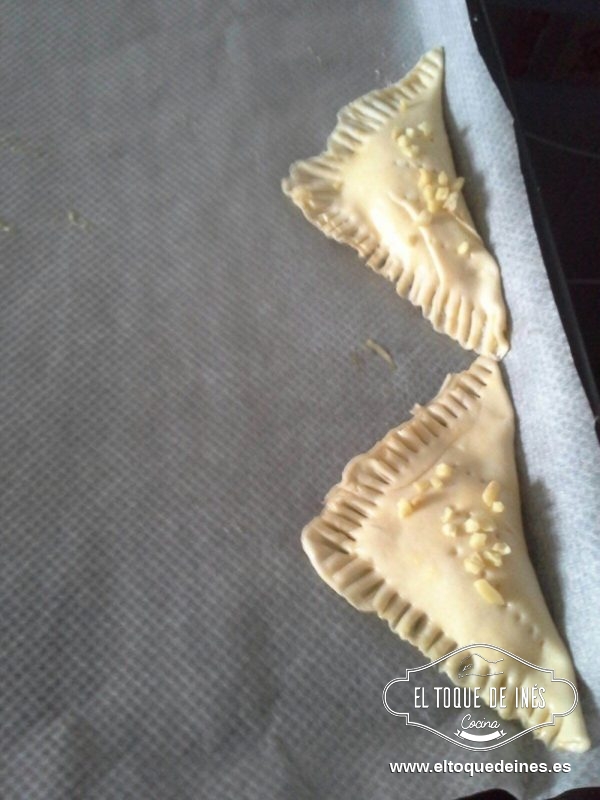 Cerramos como si fuesen empanadillas y colocamos sobre la bandeja del horno.