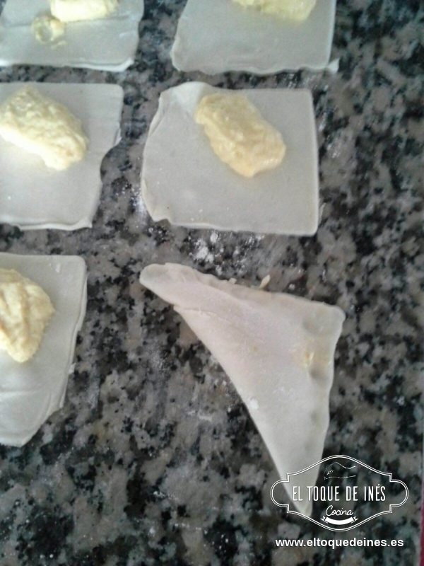 Rellenamos un poco con crema pastelera.