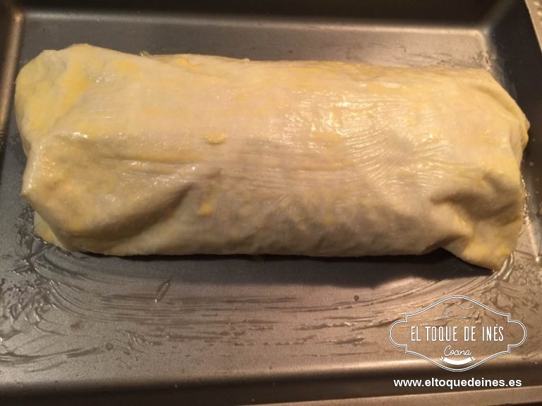 Echamos encima la carne mezclada que tenemos preparada, dejar los bordes laterales libres para poder ir introduciendo hacia dentro y así no se salga el contenido del rollo.