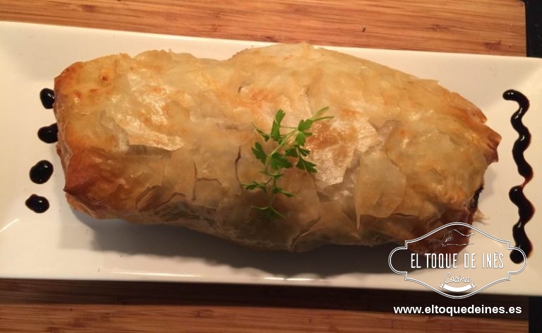 Pintamos la superficie del rollo con un huevo batido y horneamos durante 25-30 minutos a 180ºC.