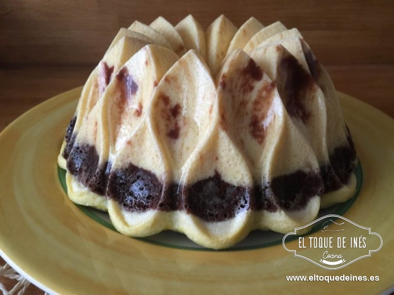 Dejar enfriar a temperatura ambiente y después en la nevera para que enfríe completamente antes de desmoldar y cubrir con la cobertura.