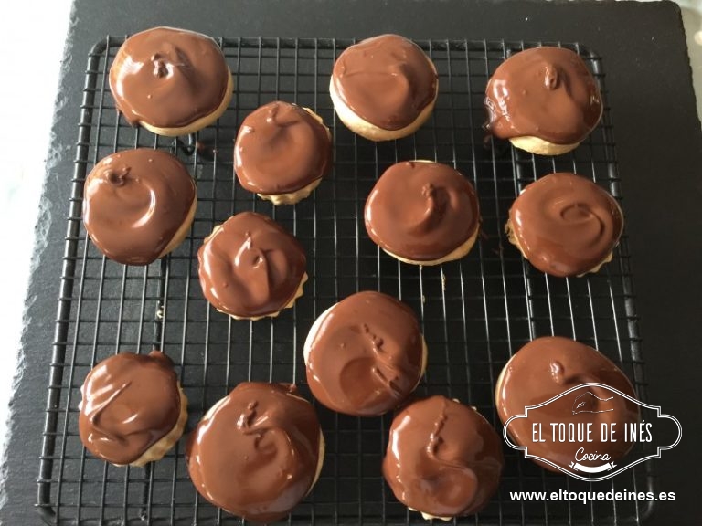 Los ponemos a enfriar sobre una rejilla y una vez fríos los espolvoreamos con azúcar glas o cubrimos con chocolate que fundimos previamente o en microondas o al baño María .