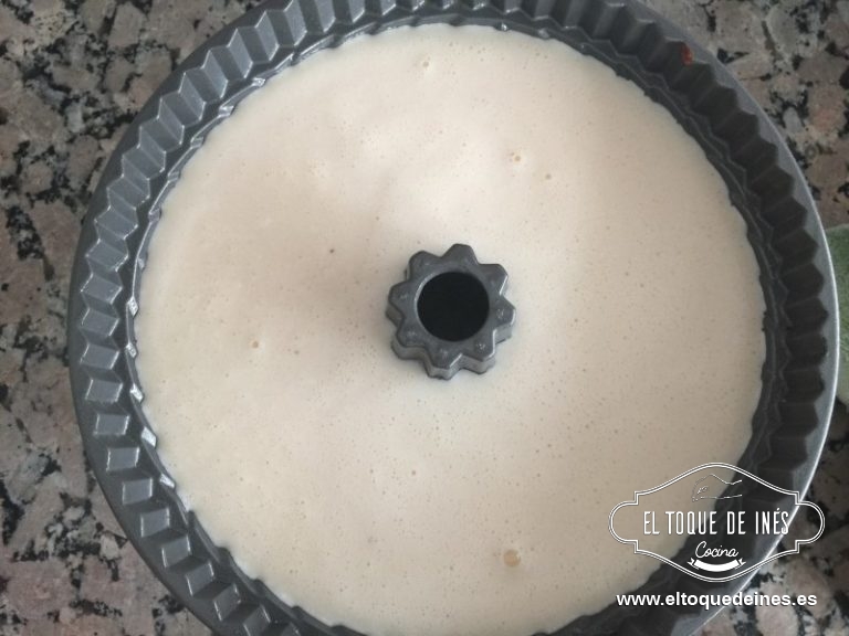 Echar con cuidado sobre la mezcla del bizcocho.