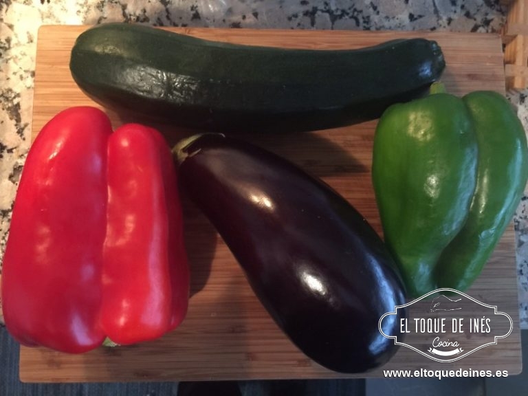 Lavamos y las troceamos la berenjena, el calabacín y el pimiento (si queremos en Thermomix unos segundos a vel 4).