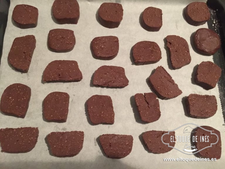 Ponemos papel de hornear sobre la bandeja que vayamos a utilizar y ahora o aplastamos la masa con un rodillo un poco hasta que queden de un grosor de 1.5 cm y cortamos con cortapastas o como hemos hecho un rulo cortamos en rodajas.