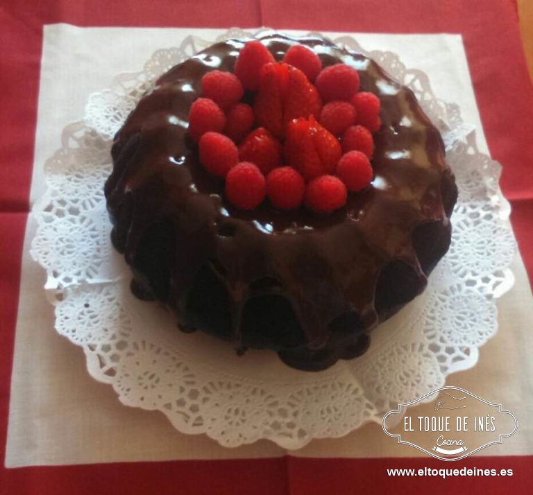 Lo dejamos entibiar, y en ese momento lo vertemos sobre la corona y decoramos con los frutos rojos.