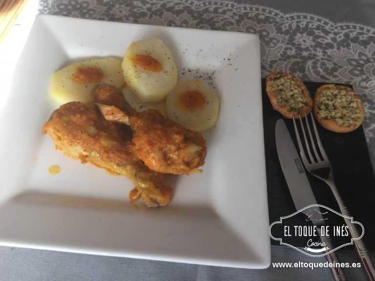 Una vez terminado colocamos en una fuente los muslos, las patatas y rociamos con la salsa.