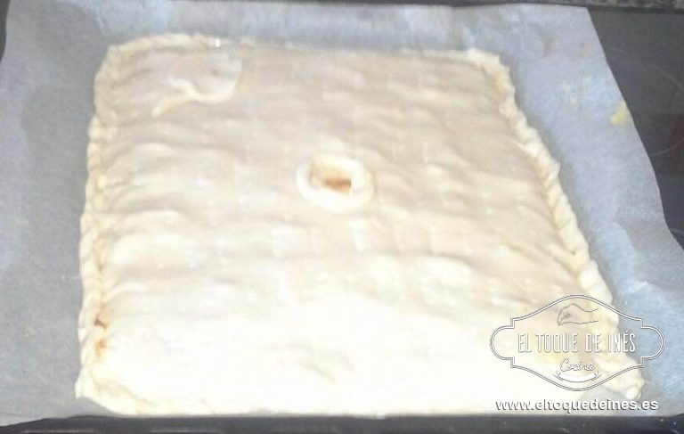 Hacemos un agujero en el medio de la empanada, que haga de chimenea y pinchamos un poco la tapa toda por encima.