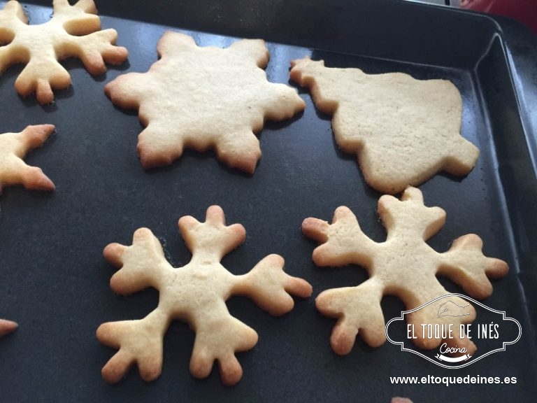 Precalentamos el horno a 180ºC y metemos la bandeja de galletas, aproximadamente 12 minutos, cuando los bordes estén tostados ya estarán listas.
