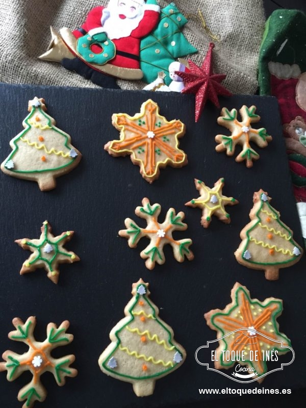 Cuando las galletas estén completamente frías podemos decorarlas a nuestro gusto.