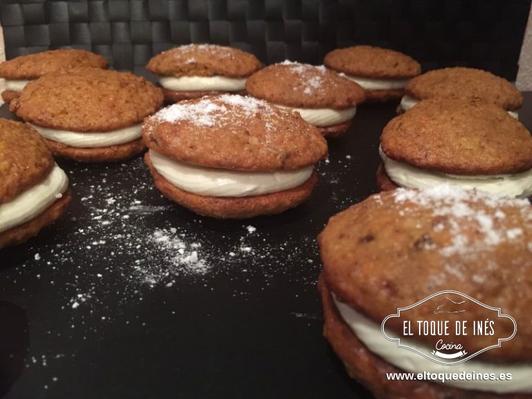 Echamos la crema en una manga pastelera con la boquilla que queramos nosotros y la repartimos de una en una cada galleta y tapamos con otra, así os salen 12 galletas... si queréis están muy buenas sin relleno también, simplemente espolvoreáis con azúcar glas y listas para comer, pero rellenas os aseguro que están buenísimas.