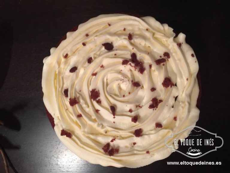 Dividimos el bizcocho al medio, o en tres capas si os lo permite.
Cubrimos la primera mitad con frosting y alisamos.
Ponemos la otra mitad encima, guardamos algunas migajillas para decorar por encima; decoramos ayudados por la manga pastelera de la manera que más os guste.
Dejamos en la nevera una hora para que coja cuerpo la cobertura
Y lista para disfrutar!!