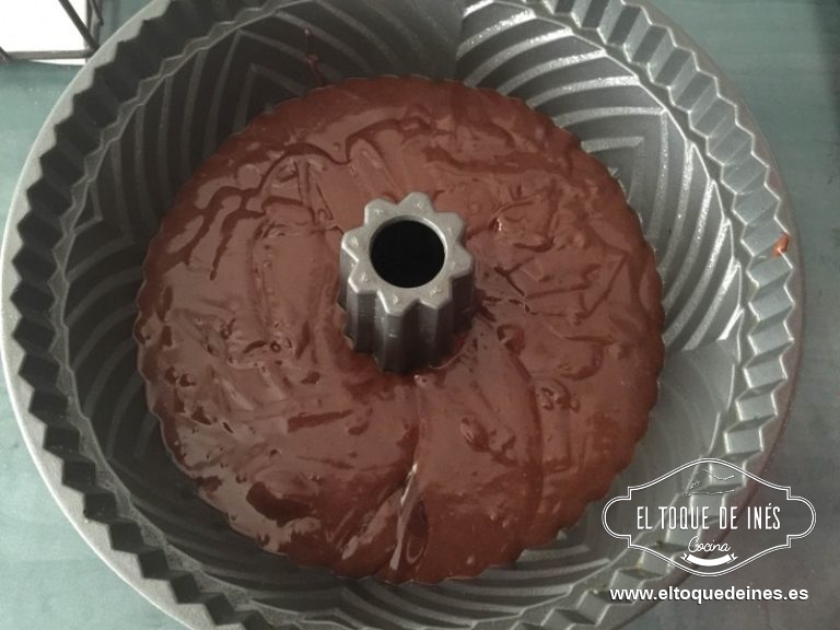 Lo echamos en el molde previamente engrasado y reservamos.