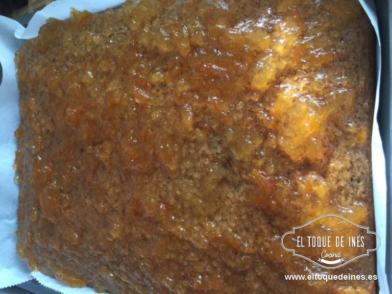 Sobre el bizcocho ya frío repartimos la mermelada de naranja que tenemos reservada y encima echamos con cuidado el chocolate fundido.