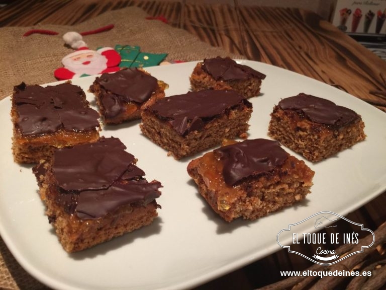 Dejamos enfriar en el frigorífico como 2 h .
Una vez frío cortamos en trozos cuadrados y servimos.