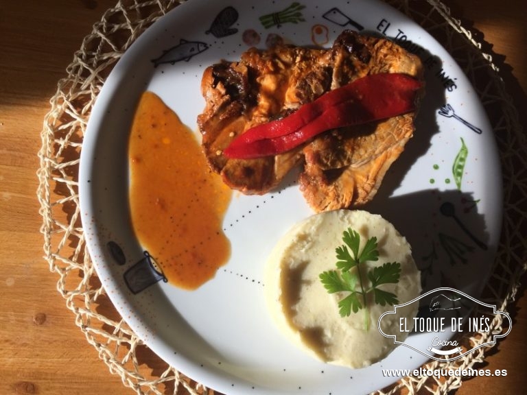 Vertemos la salsa en una salsera y servir con la carne fileteada y acompañarla de puré de patata.