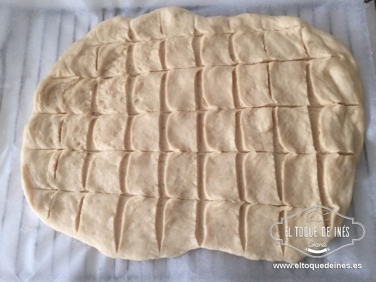 Con un cuchillo afilado (yo uso un bisturí, gajes del oficio) hacemos líneas en horizontal y vertical formando como una cuadrícula, los cortes hasta la mitad de la masa de profundidad, no lleguéis al fondo.