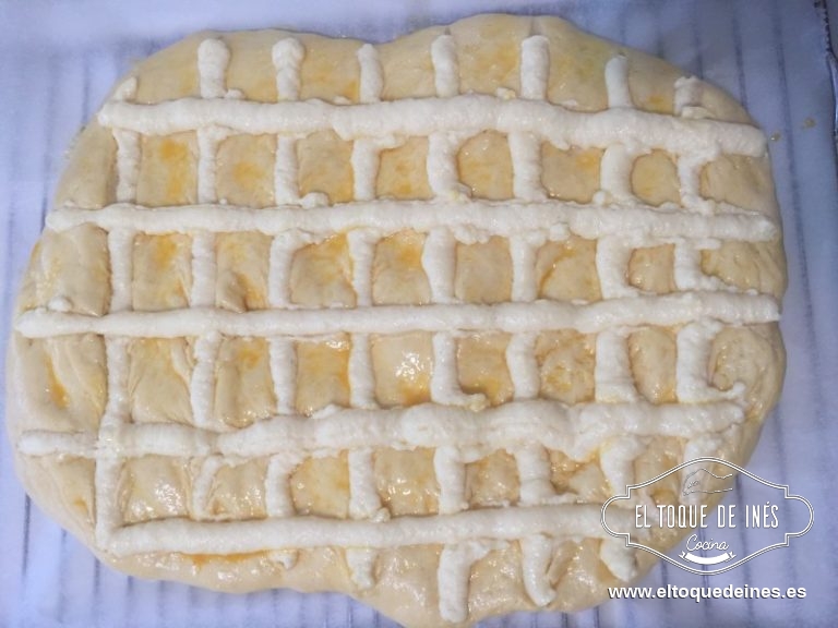 Con la manga pastelera rellenamos todas las cuadrículas, yo introduzco la manga en el hueco para que se me quede bien metida la crema pastelera en todos los huecos.