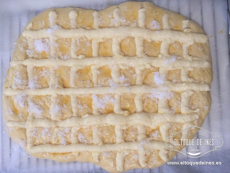 Espolvoreo el azúcar humedecido (muy fácil de hacer: en un bol echáis el azúcar seco, os humedecéis los dedos, pero que no goteen agua, los introducimos en el bol y removemos el azúcar).