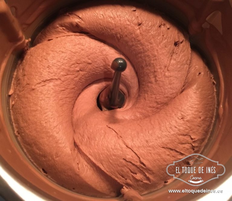 Lo primero que tenéis que hacer es preparar la crema de trufa el día antes y cuando hagáis el bizcocho la montais; en notas os pongo el enlace a la receta.