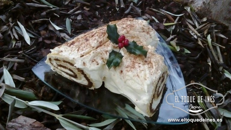 Mi compañera Eva lo recubrió de nata montada (en Thermomix echamos la nata y el azúcar y programamos vel 3 y medio y vigilamos hasta que esté montada) y espolvoreó cacao por encima...le quedó precioso.