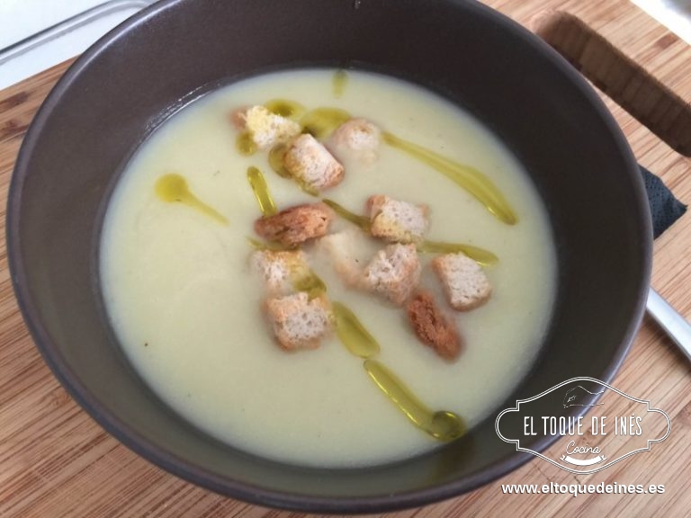 Servimos caliente con unos picatostes por encima y un chorrito de aceite de oliva.