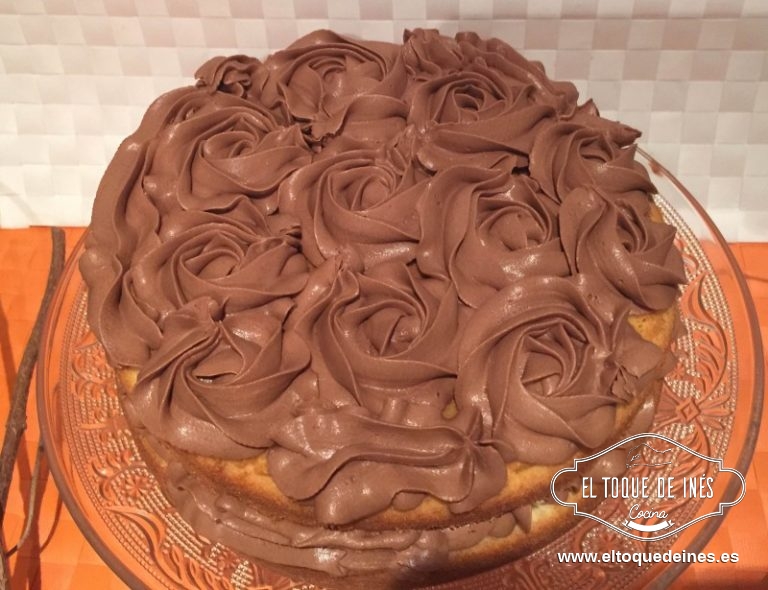 Dividís el bizcocho y decoráis como más os guste .