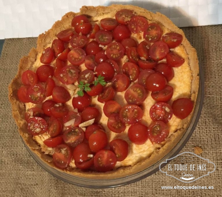 Ponemos en un bol los tomates, el aceite, el vinagre, el diente de ajo machacado, 1 pizca de saly y una pizca de pimienta, mezclar bien y echar encima de la tarta de queso.